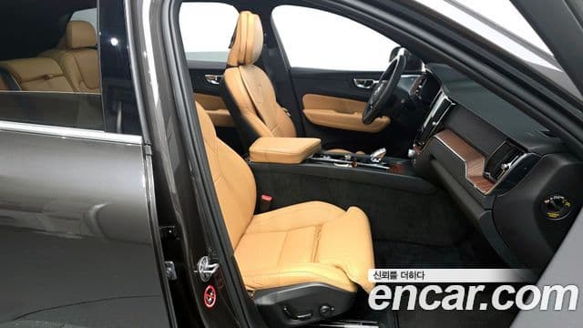 Volvo XC60 2025 — Photo 29/33