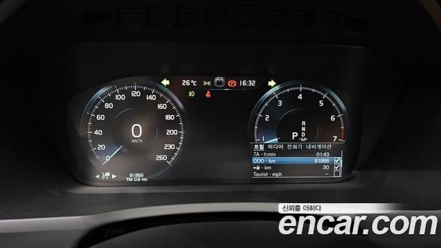 Volvo XC90 2021 — ფოტო 8/20