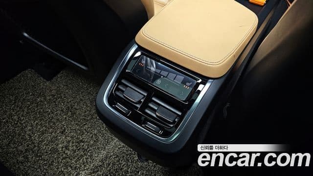 Volvo XC90 2021 — ფოტო 17/20