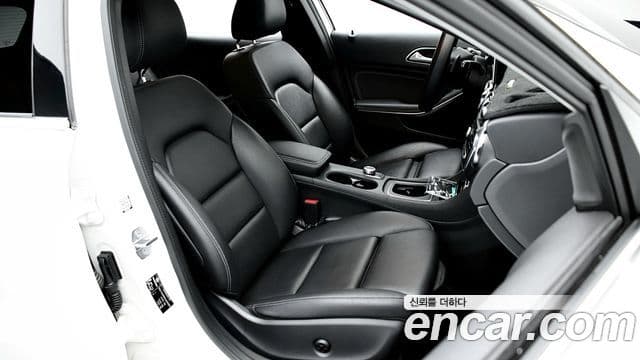 Mercedes-Benz GLA-Class 2019 — Şəkil 9/20