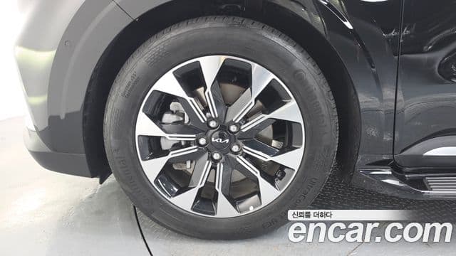 Kia Carnival 2023 — ფოტო 5/20