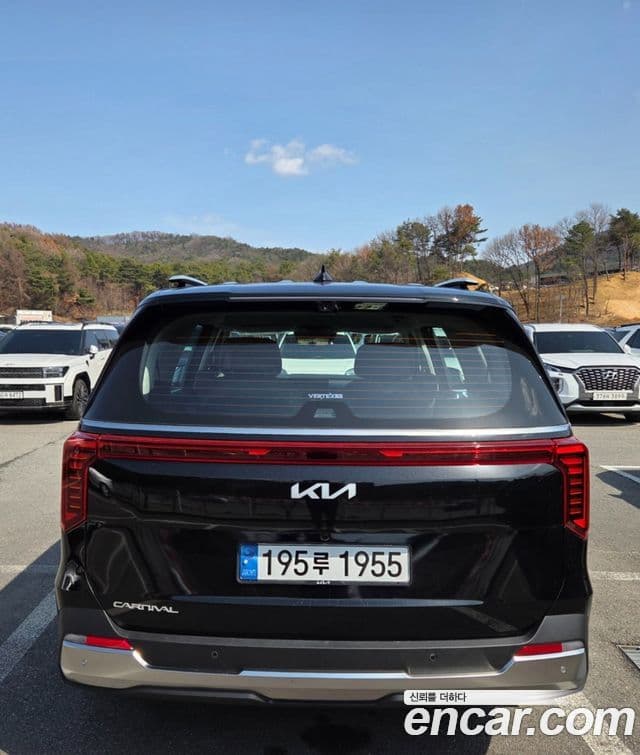 Kia Carnival 2023 — Фото 3/17