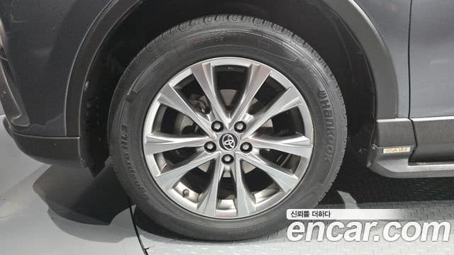 Toyota RAV4 2018 — ფოტო 5/20