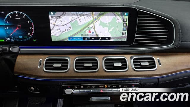Mercedes-Benz GLE-Class 2021 — Photo 24/34