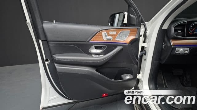 Mercedes-Benz GLE-Class 2021 — Photo 28/34