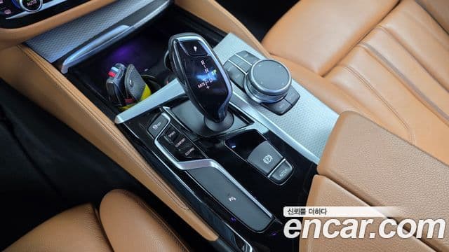 BMW 5 Series 2018 — Şəkil 8/20
