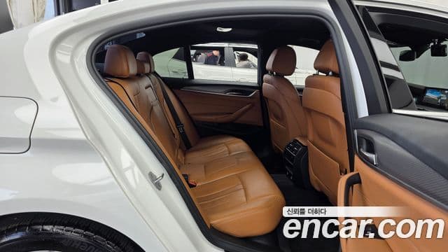 BMW 5 Series 2018 — Şəkil 11/20