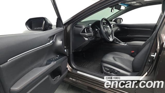 Toyota Camry 2018 — Şəkil 10/20