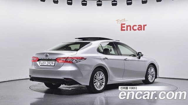 Toyota Camry 2018 — Фото 2/20