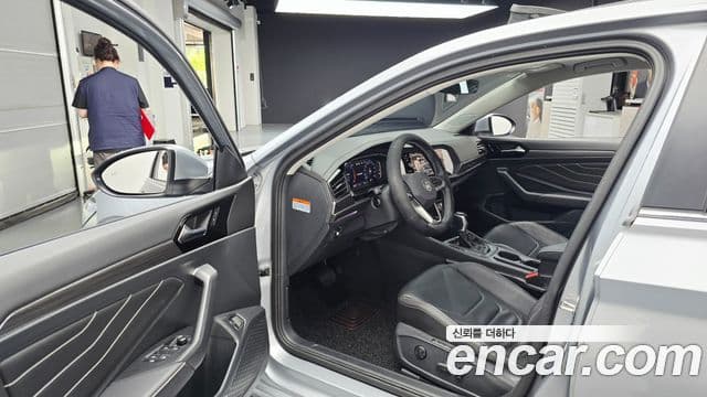 Volkswagen Jetta 2023 — Şəkil 10/20