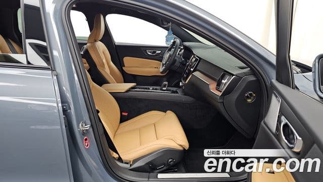 Volvo V60 Cross Country 2022 — Фото 11/20