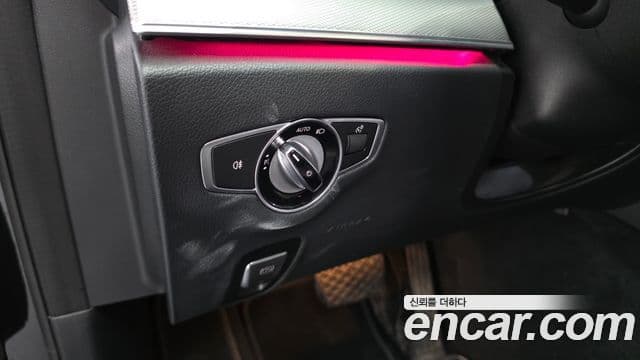 Mercedes-Benz E-Class 2018 — ფოტო 18/20