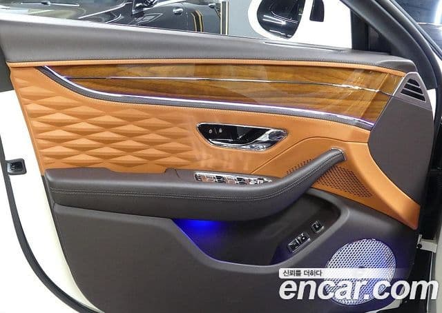 Bentley Flying Spur 2022 — ფოტო 13/20