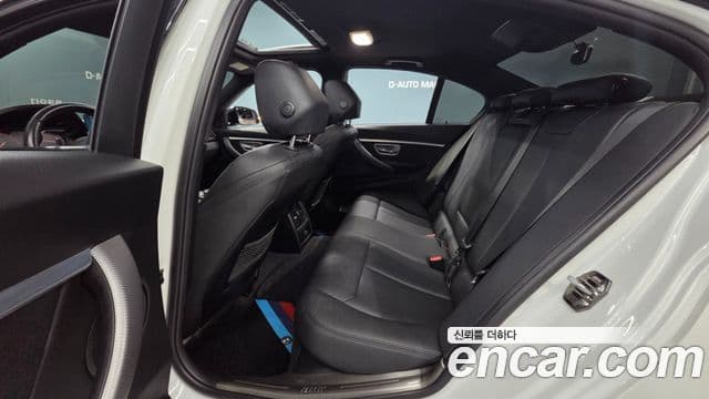 BMW 3 Series 2018 — Photo 12/20