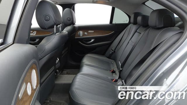 Mercedes-Benz E-Class 2019 — ფოტო 18/20