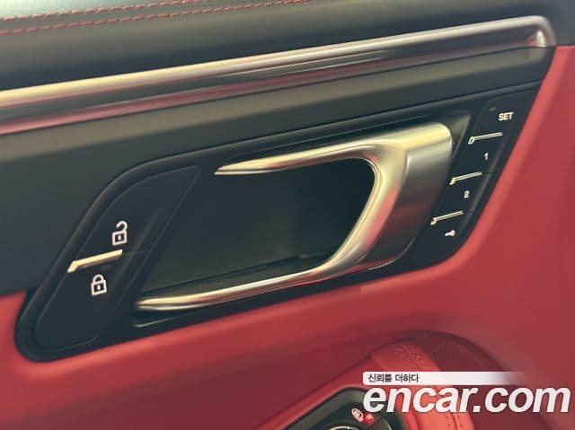 Porsche Macan 2021 — ფოტო 15/20
