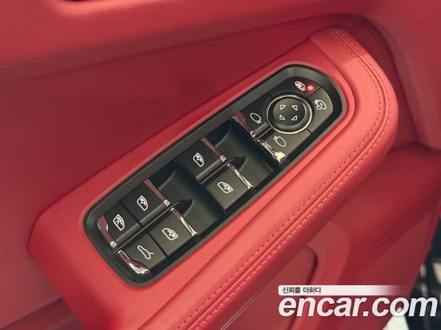 Porsche Macan 2021 — ფოტო 16/20