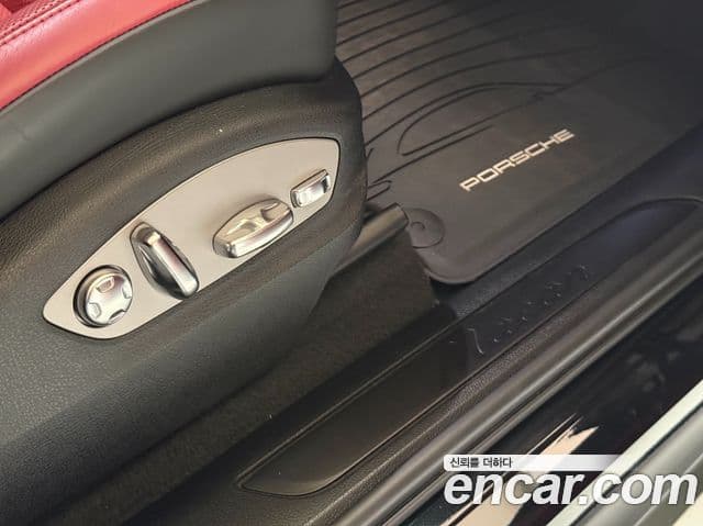 Porsche Macan 2021 — ფოტო 17/20