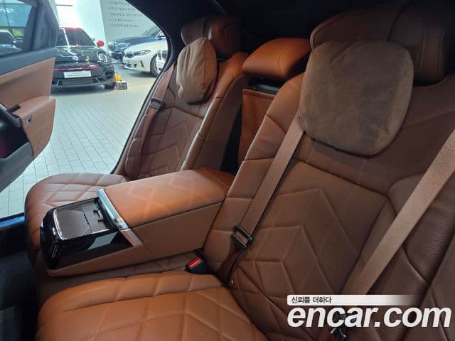 BMW 7 Series 2023 — Photo 17/18