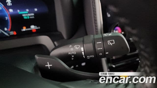 Toyota Alphard 2024 — Photo 32/36