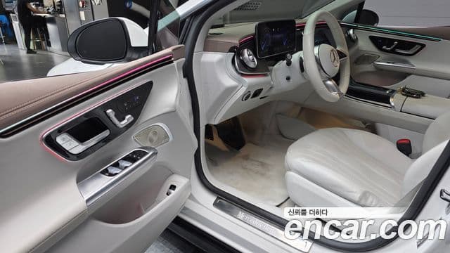 Mercedes-Benz EQE 2023 — ფოტო 30/32