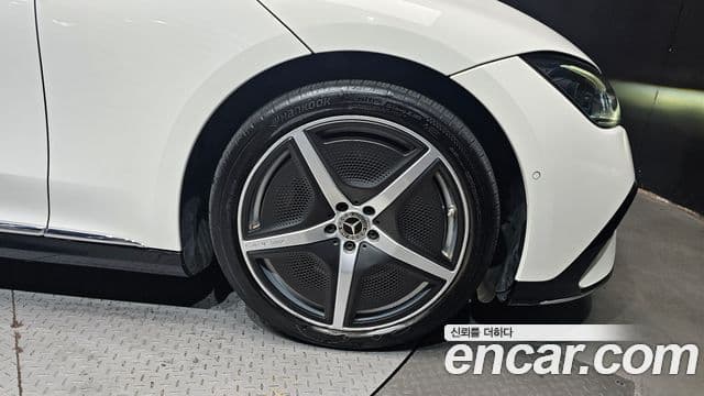 Mercedes-Benz EQE 2023 — ფოტო 18/32
