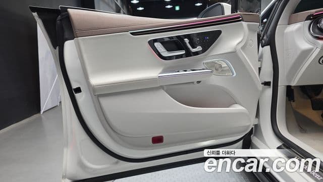 Mercedes-Benz EQE 2023 — ფოტო 23/32