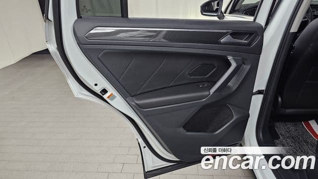 Volkswagen Tiguan 2022 — Photo 19/32