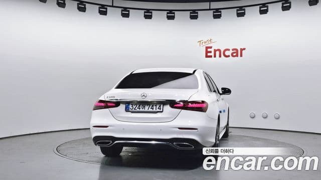 Mercedes-Benz E-Class 2022 — ფოტო 4/20