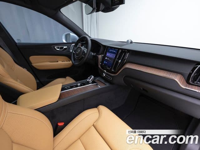 Volvo XC60 2025 — Фото 13/19
