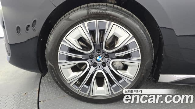 BMW 7 Series 2023 — Photo 34/36