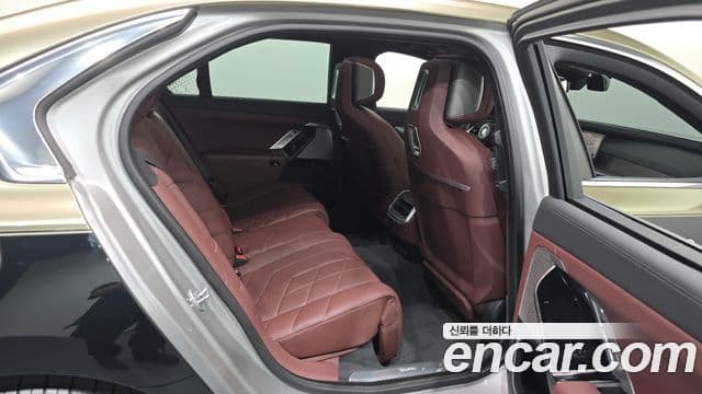 BMW 7 Series 2023 — Photo 21/36