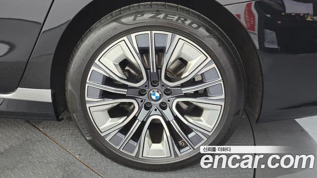 BMW 7 Series 2023 — Photo 18/36