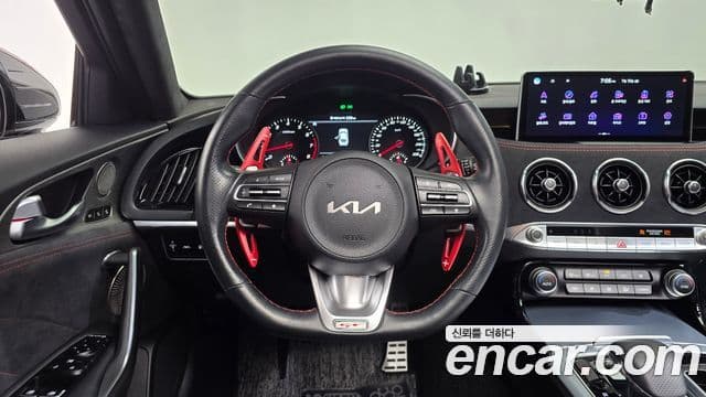 Kia Stinger 2022 — ფოტო 14/20