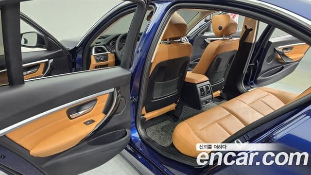 BMW 3 Series 2018 — ფოტო 13/20