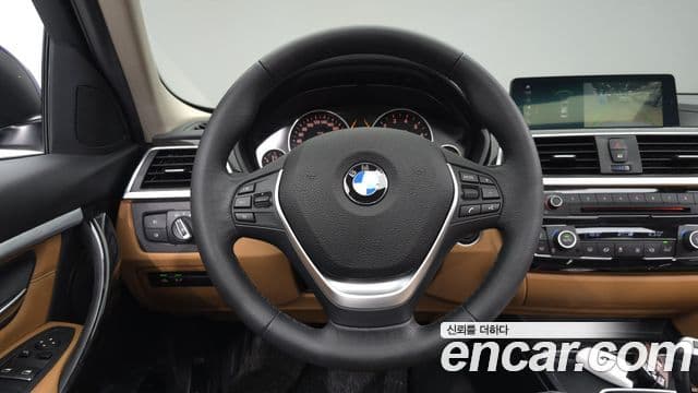 BMW 3 Series 2018 — ფოტო 14/20