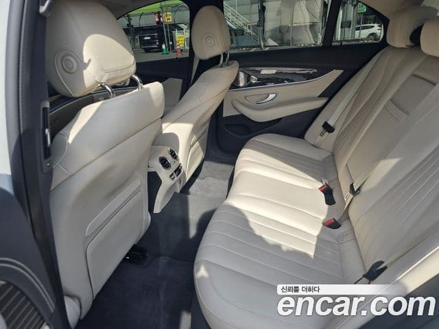 Mercedes-Benz E-Class 2023 — Фото 13/17
