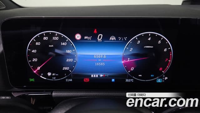 Mercedes-Benz GLA-Class 2024 — ფოტო 7/20