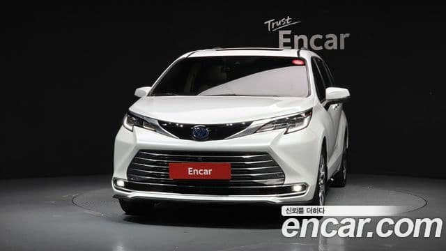Toyota Sienna 2023 — ფოტო 3/20