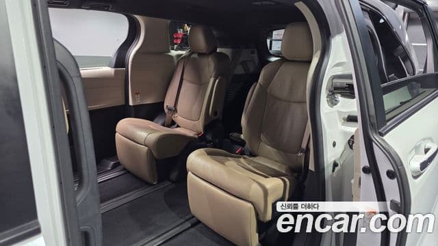 Toyota Sienna 2023 — ფოტო 11/20