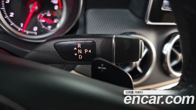 Mercedes-Benz GLA-Class 2019 — Şəkil 8/20