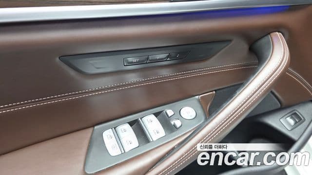 BMW 5 Series 2019 — Şəkil 23/31