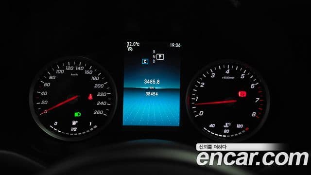 Mercedes-Benz C-Class 2019 — Фото 8/20
