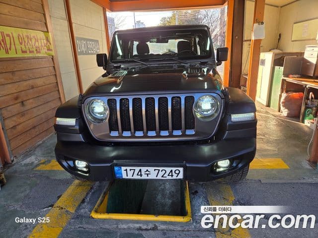 Jeep Wrangler 2021 — ფოტო 2/20