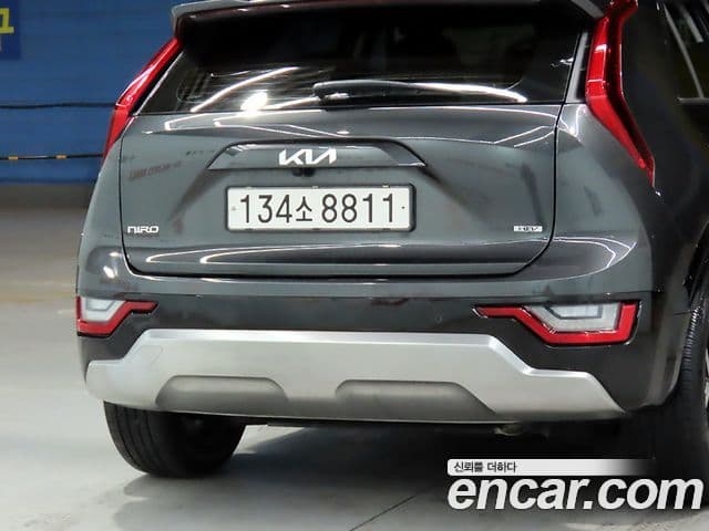 Kia Niro 2022 — ფოტო 8/20