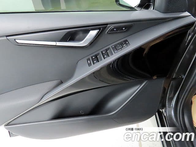 Kia Niro 2022 — ფოტო 19/20