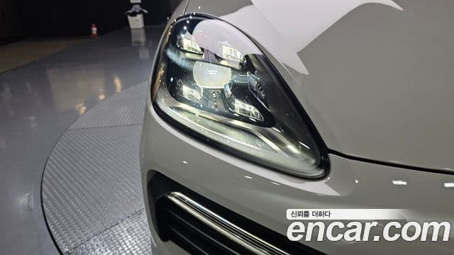 Porsche Cayenne 2022 — Photo 2/31