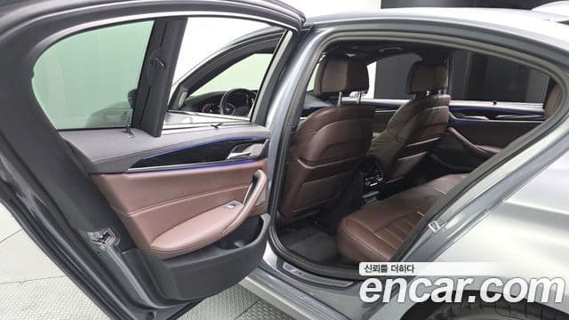 BMW 5 Series 2023 — Photo 19/31