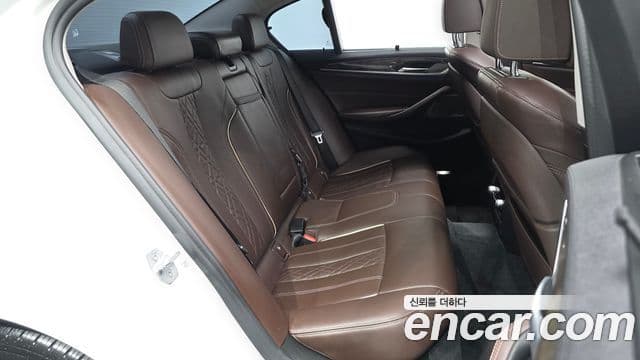 BMW 5 Series 2018 — Şəkil 12/20