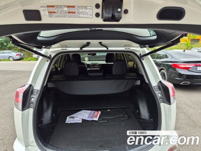Toyota RAV4 2018 — Şəkil 18/20